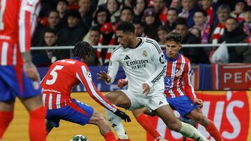 MADRID, 12703/2025.- El centrocampista inglés del Real Madrid, Jude Bellingham (c), con el balón ante los jugadores argentinos del Atlético de Madrid, Rodrigo de Paul (i) y Giulano Simeone, durante el partido de vuelta de los octavos de final de la Liga de Campeones que Atlético de Madrid y Real Madrid disputan este miércoles en el estadio Metropolitano. EFE/J.J. Guillen.