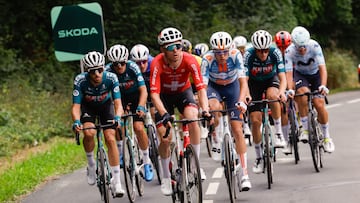 PARQUE NATURAL DE IZKI (ÁLAVA), 05/09/2024.- El ciclista suizo del Jayco Alula Mauro Schmid (4i) durante la decimoctava etapa de la Vuelta a España, de 179,5 kilómetros con salida en Vitoria y llegada en el Parque Natural de Izki, este jueves. EFE/Javier Lizón
