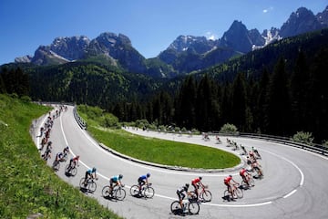 Pelotón durante la etapa decimonovena del Giro de Italia 