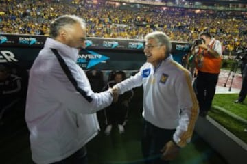 El saludo entre Ricardo Ferretti y Guillermo Vázquez.
