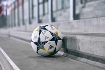 Ya conocemos el diseño del balón de la Champions, que cuenta con un gráfico en color amarillo y azul que hace referencia al estadio de Kiev donde se disputará la final y mantiene el diseño de estrellas inspirado en el logo de la UCL.