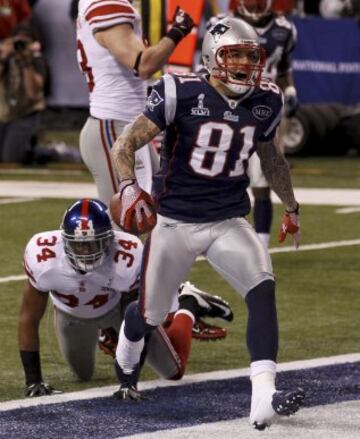 Aarón Hernández. de origen puertorriqueño, jugó en la NFL con New England Patriots, participó con su equipo en la edición XLVI de la Super Bowl contra los Giants de Nueva York y, por aquel entonces, Hernández firmó un multimillonario contrato de 40 millones de dólares que los Patriots rescindieron tras el arresto. En 2015, después de un juicio de 9 semanas, fue declarado culpable de asesinato en primer grado y condenado a cadena perpetua por el asesinato a tiros de Odin Lloyd en 2013.