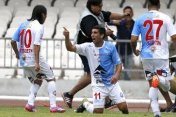 El jugador de Antofagasta, Muriel Orlando, centro, celebra con sus compañeros su gol contra Universidad de Chile durante el partido de primera división disputado en el estadio Calvo y Bascuñán de 