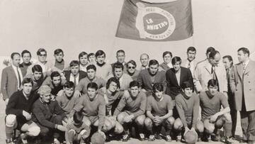 La peña La Amistad, fundada en 1970, junto a jugadores del Getafe de la época.