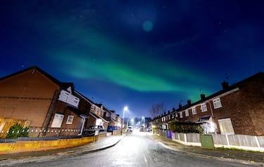 La aurora boreal se ve en el cielo sobre Lee Park en Liverpool, Inglaterra. 