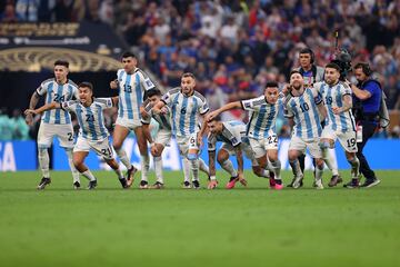 Los jugadores argentinos celebran su victoria en la final del Mundial ante Francia. Campeones del Mundo.