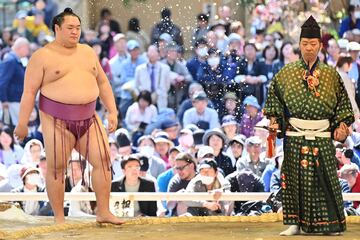 Los mejores luchadores de sumo participan en el 'Honozumo', una exhibición anual ante miles de espectadores en el Santuario Yasukuni.