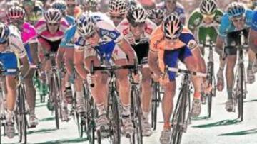 <b>SUBLIME. </b>Óscar Freire adelanta a Tom Boonen casi sobre la línea de meta de Burgos después de haber aguantado su latigazo en los últimos metros.