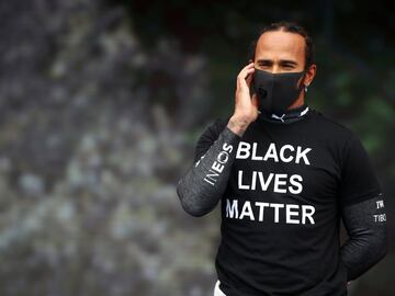 Lewis Hamilton antes del inicio de la carrera con el lema en su camiseta: "Black Lives Matter".