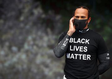 Lewis Hamilton antes del inicio de la carrera con el lema en su camiseta: "Black Lives Matter".