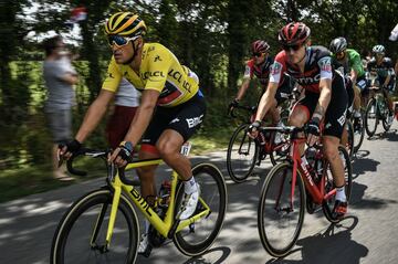 El belga Greg Van Avermaet, vistiendo el maillot amarillo de líder general y el estadounidense Tejay Van Garderen, dirigen al pelotón durante la cuarta etapa de la 105ª edición del Tour de Francia.