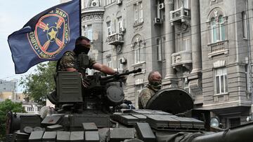 Los combatientes del grupo mercenario privado de Wagner encima de un tanque mientras están desplegados cerca de la sede del Distrito Militar del Sur en la ciudad de Rostov.