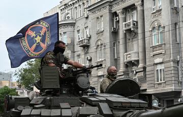 Los combatientes del grupo mercenario privado de Wagner encima de un tanque mientras están desplegados cerca de la sede del Distrito Militar del Sur en la ciudad de Rostov.