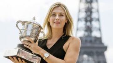 Maria Sharapova posa con el trofeo de Roland Garros que consigui&oacute; en 2014.