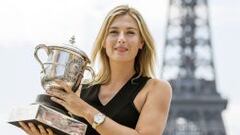 Maria Sharapova posa con el trofeo de Roland Garros que consigui&oacute; en 2014.