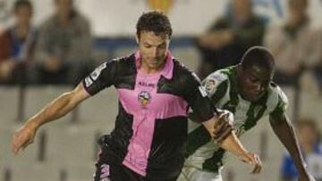 <b>AL GALOPE. </b>Víctor Espasandín conduce un balón ante Ayina durante el encuentro de ayer.