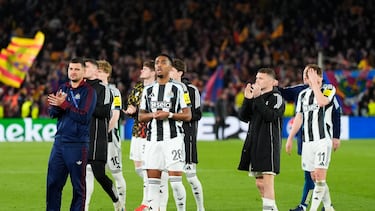 Los jugadores del Newcastle aplauden a su afición al finalizar el partido de vuelta de los octavos de final de la Liga de Campeones disputado entre el Barcelona y el Newcastle, este miércoles en el Camp Nou. EFE/Siu Wu