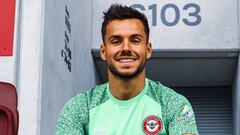 Con tan sólo 23 años ha jugado en tres países y participado en unos Juegos Olímpicos con España. Jugó en el filial del A.S. Mónaco, tiene contrato con el Huesca y se encuentra cedido en el Brentford de la Premier League. Comparte vestuario y posición en e