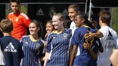 Cristiano Ronaldo posa con unas chicas en el Clinic que ha dado el Real Madrid.