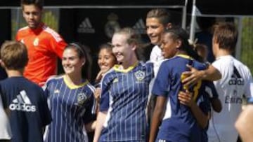 Cristiano Ronaldo posa con unas chicas en el Clinic que ha dado el Real Madrid.