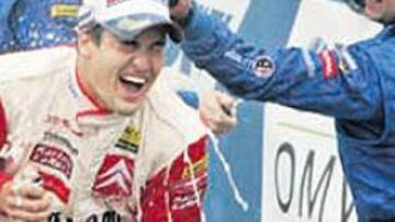 <b>CONTENTO. </b>Sordo y Loeb celebran el doblete de Citroën en Alemania.