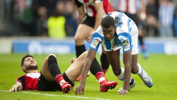 Isak ante Unai Núñez.