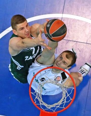 Arturas Gudaitis, del Zalgiris Kaunas, y Artsiom Parakhouski, del Nizhny Novgorod luchan por el rebote.