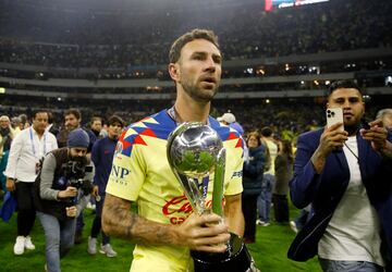 Soccer Football - Liga MX - Final - America v Tigres UANL - Estadio Azteca, Mexico City, Mexico - December 17, 2023 America's Miguel Layun celebrates with the trophy after winning the Liga MX REUTERS/Raquel Cunha