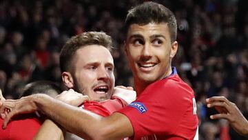 Sa&uacute;l &Ntilde;&iacute;guez y Rodrigo celebran un gol en un partido de Champions con el Atl&eacute;tico.