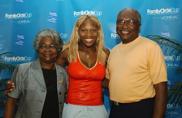 Serena Williams es una tenista estadounidense nacida el 26 de septiembre de 1981 en      Saginaw, en el estado de Michigan siendo la quinta hija tras Lynder, Asha, Yetunde y Venus. Serena no es tan alta como su hermana Venus, aunque tiene más potencia y musculatura tras un gran trabajo en el gimnasio. Su padre Richard Williams es entrenador de tenis y se casó con Oracene Price, aunque desde el 2001 están separados. La familia vivía en Long Beach, en la zona oeste de los Ángeles hasta que se mudaron más adelante a Compton. Una noticia trágica sucedió a mediados de septiembre de 2003, cuando su hermanastra Yetunde Price y enfermera de profesión, con 31 años fue asesinada por Robert Edward Maxfield, quien fue sentenciado a 15 años de cárcel.