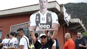 Un aficionado de la Juve sujeta un cartel de Cristiano.