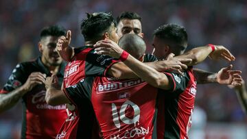 Con goles de Bou y Malcorra, los fronterizos lograron su primera victoria en el presente certamen al vencer 2-0 a Santos para darle respiro a Eduardo Coudet y hundir a Santos