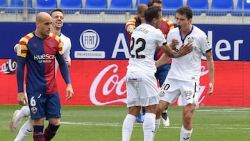 &Uuml;nal celebra con su compa&ntilde;ero Dami&aacute;n, en presencia de Sandro, uno de los goles que marc&oacute; en la &uacute;ltima victoria del Getafe a domicilio.  