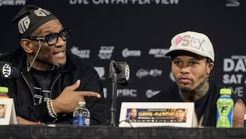 El entrenador Calvin Ford y el boxeador Gervonta Davis en una rueda de prensa.