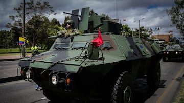 Tanque de guerra del ejercito colombiano en un desfile de 20 de julio