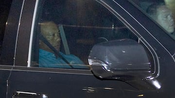 Tiger Woods espera sentado en el coche policial que le llevaba a la comisaría donde pasó la noche en el calabozo.