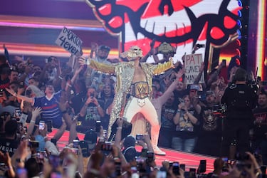Cody Rhodes hace su entrada al recinto antes de enfrentarse a Randy Orton por el Campeonato Indiscutido de la WWE, en la primera noche de WrestleMania 42, en el Allegiant Stadium de Las Vegas.