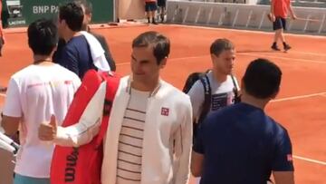 Roger Federer, a su llegada a la pista Philippe Chatrier para entrenar de cara a Roland Garros.