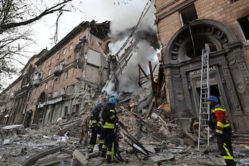 Zaporiyia es una ciudad de Ucrania situada sobre el río Dniéper, centro administrativo de la óblast de Zaporiyia. Este jueves varias explosiones han sacudido la ciudad. Al menos dos personas han muerto esta madrugada en un bombardeo sobre varios bloques de viviendas.