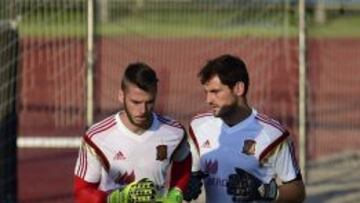 IKER LE ARROPÓ. Casillas apoyó a su compañero en la sesión de ayer de la Selección en Las Rozas.