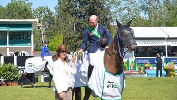 La Intanta Elena le entrega el trofeo a Whitaker.