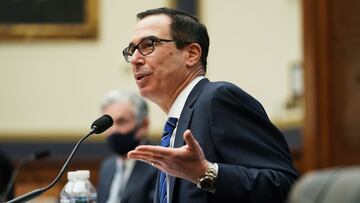 (ARCHIVOS) En esta foto de archivo tomada el 2 de diciembre de 2020, el secretario del Tesoro de los Estados Unidos, Steven Mnuchin, testifica durante una audiencia del Comité de Servicios Financieros de la Cámara sobre "Supervisión de la respuesta a la pandemia del Departamento del Tesoro y la Reserva Federal" en el edificio de oficinas de la Casa Rayburn en Washington, DC. .