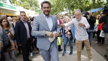 El ministro de Cultura y Deporte M&agrave;xim Huerta durante su visita a la Feria del Libro de Madrid.