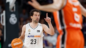 El base del Real Madrid Sergio Llull durante el segundo partido de la final de la Liga Endesa que Real Madrid y Valencia Basket disputan este domingo en el Movistar Arena, en Madrid.