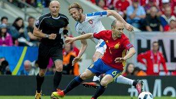 Terim busca c車mo frenar a Iniesta