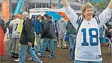 <b>LLUVIA EN MIAMI. </b>El Dolphin Stadium ofrecía una imagen poco habitual horas antes del partido, pero la lluvia no frustró la fiesta.
