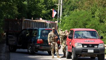 U.S. troops part of KFOR are seen as trucks block a road in Zupce, Kosovo August 1, 2022. REUTERS/Fatos Bytyci NO RESALES. NO ARCHIVES.