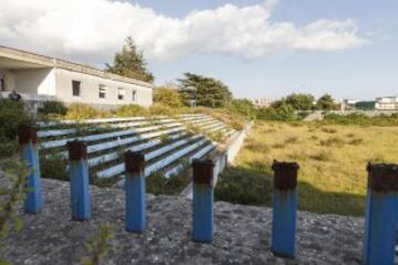 El 'Centro Sportivo di Soccavo', antigua Ciudad Deportiva del Nápoles, se encuentra en total estado de abandono desde 2004.