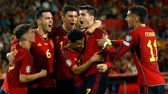 Los internacionales españoles celebran el gol de Morata que significó el 1-0 de España ante Escocia.
