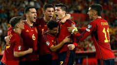 Los internacionales españoles celebran el gol de Morata que significó el 1-0 de España ante Escocia.